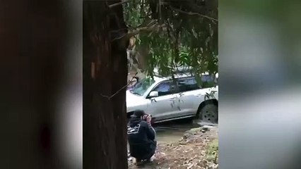 4X4 Toyota Land Cruiser ile dereyi aşmak