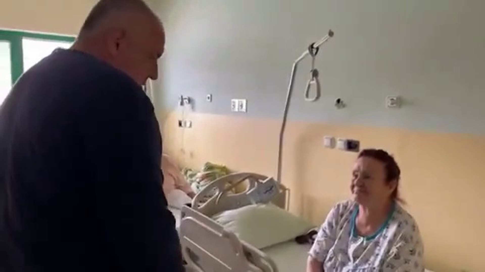 ⁣Бойко шета из женски болнични стаи