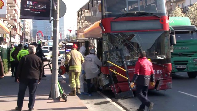 Beşiktaş'ta çift katlı otobüs bariyerlere çarptı: 1 yolcu hayatını kaybetti