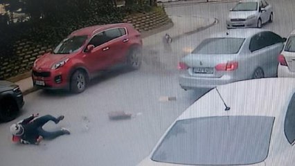 Son dakika haber... BAŞAKŞEHİR'DE KURYENİN ÖLÜMDEN DÖNDÜĞÜ KAZA, KAMERADA