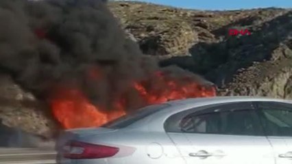 YOZGAT'TA FABRİKA İŞÇİLERİNİ TAŞIYAN MİDİBÜSTE YANGIN ÇIKTI