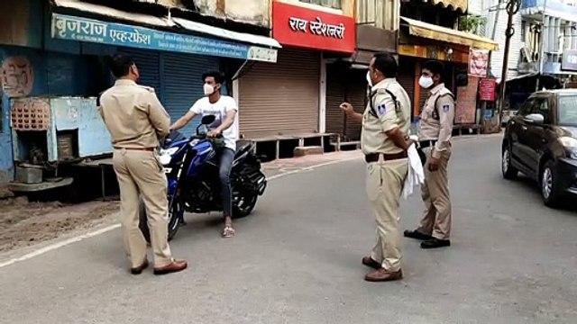 शहर में लॉकडाउन का पालन कराने के लिए जगह जगह पुलिस बल तैनात