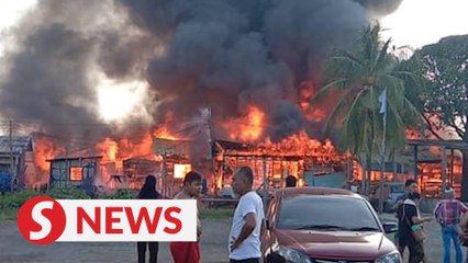 Descargar video: Fire razes 30 squatter houses in morning blaze