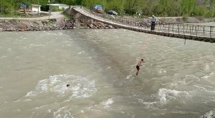 Eski milli güreşçi kuzenler, asma köprüden Çoruh Nehri'ne atladı