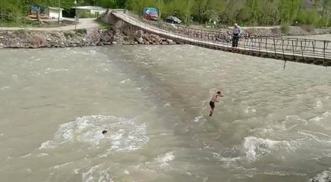 Eski milli güreşçi kuzenler, asma köprüden Çoruh Nehri'ne atladı