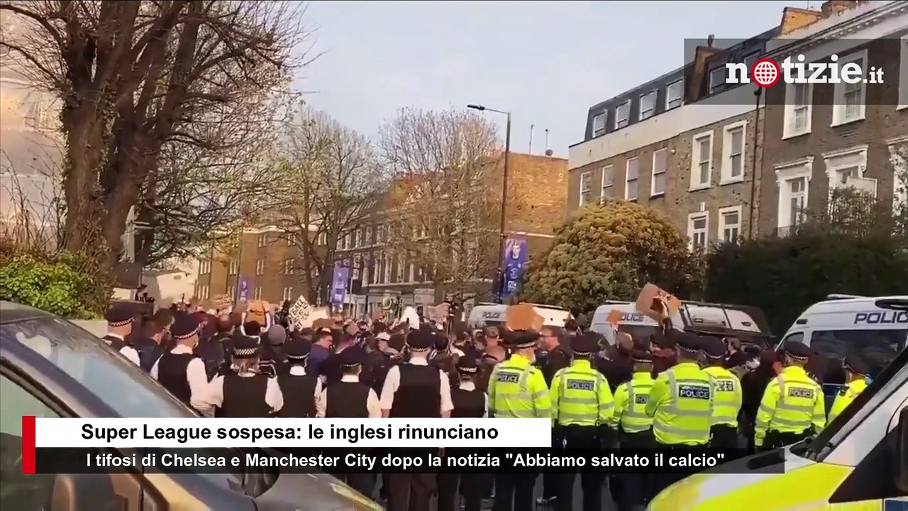 Super League sospesa, la reazione dei tifosi inglesi dopo l'abbandono dei club: "Salviamo il calcio"