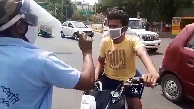 इंदौर में कोरोना कर्फ्यू में सख्ती, बेवजह घूमने वालों को पुलिस भेज रही अस्थाई जेल