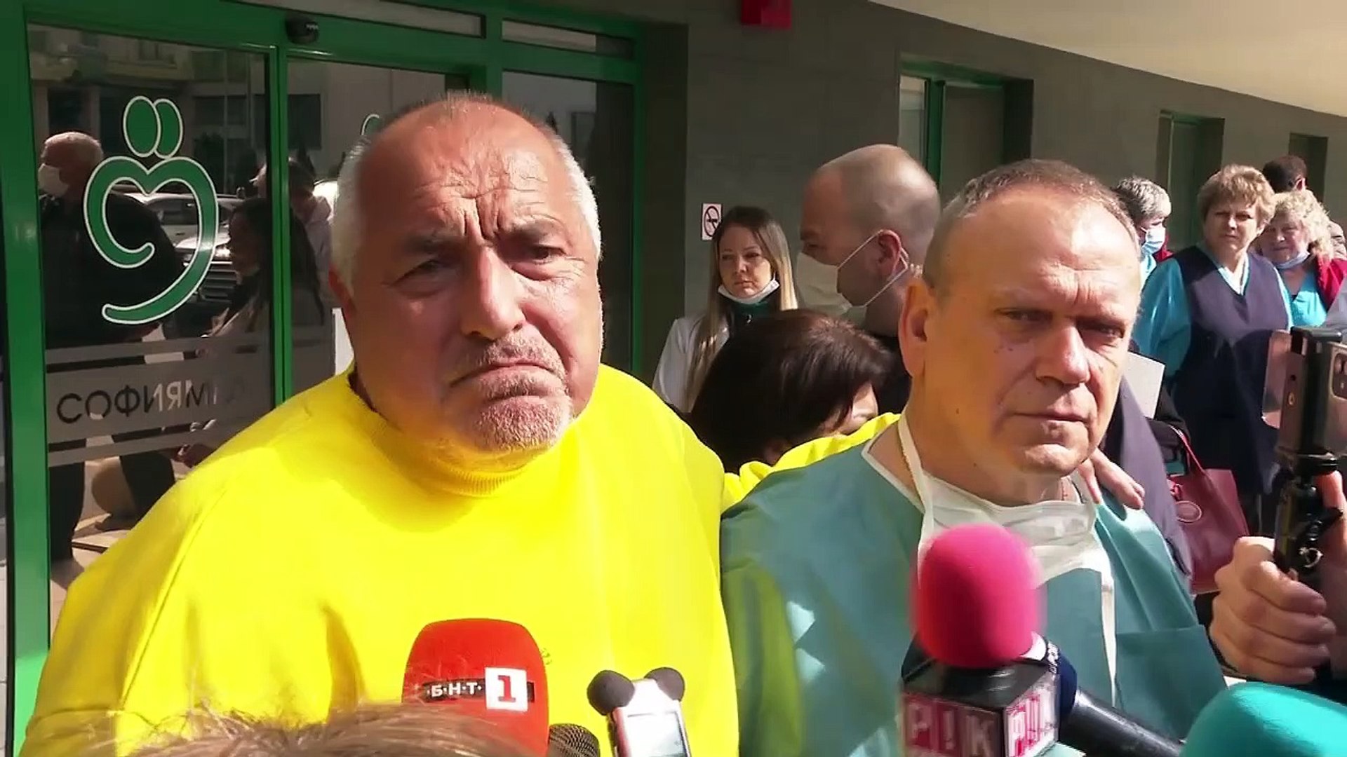 ⁣Брифинг по къси гащи пред болницата