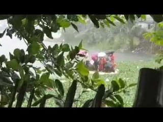 ঝড় বৃষ্টিতেও বৈঠা হাঁকে শিশুটি - Jagonews24.com