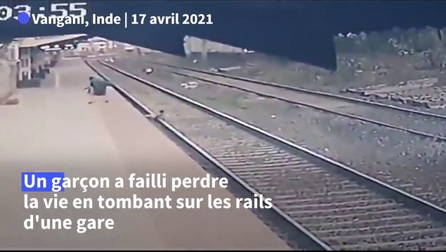 En Inde, un superhéros sauve un enfant sur les rails d'une gare