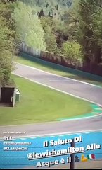 FORMULA 1 / MERCEDES, HAMILTON SALUTA I TIFOSI AD IMOLA DURANTE LA PROVA DELLE GOMME DA 18