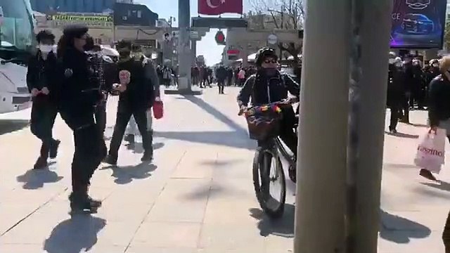 1 Mayıs Platformu'nun açıklamasına müdahale sırasında bir vatandaş: Polis devleti yaptınız bu memleketi, canına okudunuz