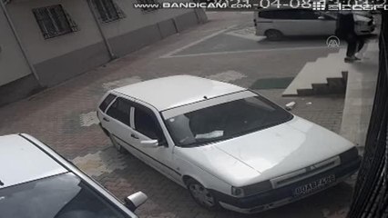Son dakika haberi... Apartmandan bebek arabası hırsızlığı güvenlik kamerasına yansıdı