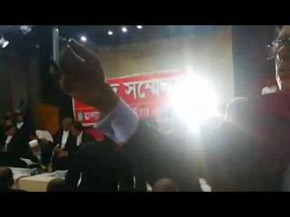 আওয়ামী লীগ ও বিএনপিপন্থী  আইনজীবীদের এক মঞ্চে হট্টগোল - Jagonews24.com