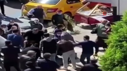 Kazaya karışan ticari taksi simitçi tezgahına çarparak durabildi