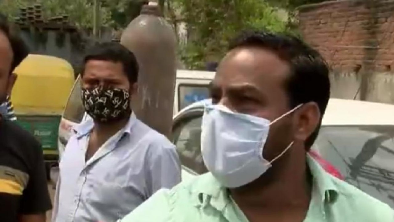 Kin of covid patients struggle to get oxygen cylinder!