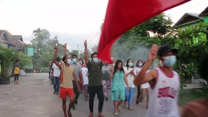 مسيرة وإضاءة شموع في دواي تكريماً لضحايا الاحتجاجات