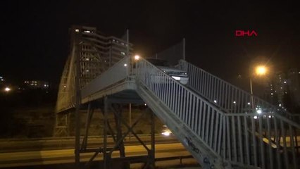 YAYA ÜST GEÇİDİNE OTOMOBİLLERİNİ BIRAKIP KAÇTILAR, SOKAĞA ÇIKMA KISITLAMASI CEZASI ALDILAR