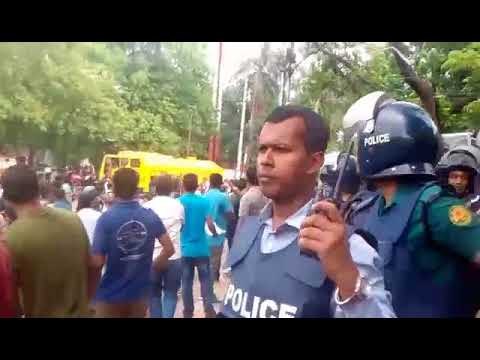 আন্দোলনকারীদের তাড়া খেয়ে দোয়েল চত্বরে পুলিশ - Jagonews24.com