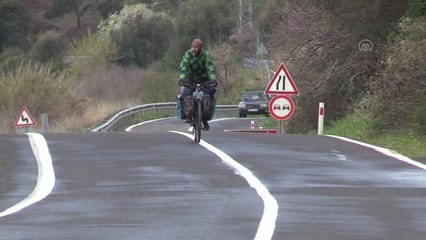 ÇANAKKALE - Bisikletle 85 bin kilometre kat eden Azerbaycanlı gezgin Çanakkale şehitliklerine ulaşmanın gururunu yaşıyor