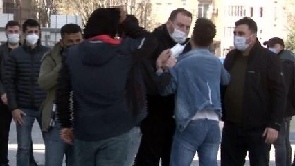 Télécharger la video: Taksim’de seyyar satıcıya tokat atan zabıtaya soruşturma