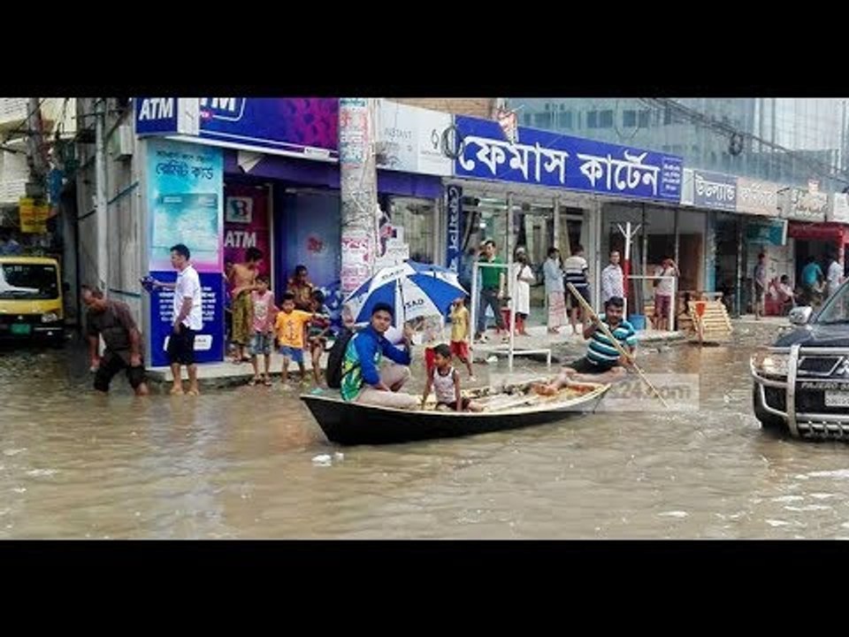 সড়কে গাড়ির পাশে চলছে নৌকাও || Jagonews24.com