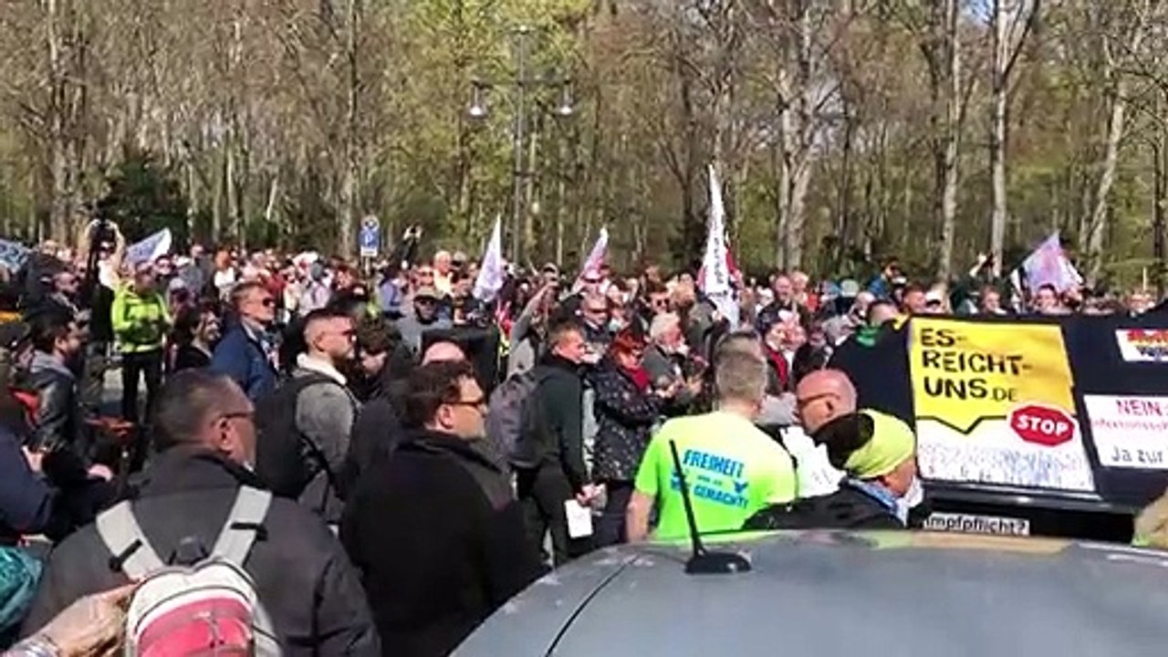 Polizei löst Corona-Großdemo in Berlin auf