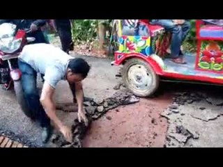 কাজ শেষের আগেই উঠে যাচ্ছে পিচ | Jagonews24.com