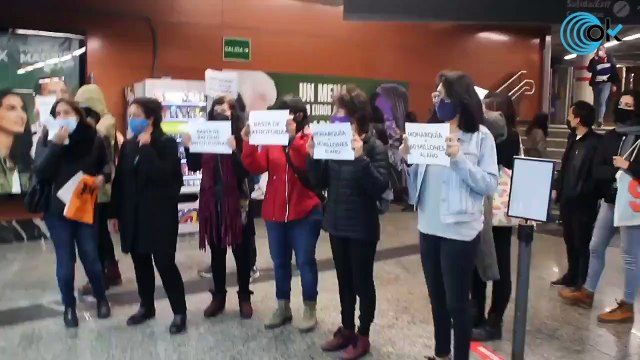Un grupo de extremistas atacan el cartel de Vox sobre los menas en la estación de Sol