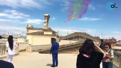 El Ejército del Aire 'celebra' la Feria dibujando una bandera de España en el cielo de Sevilla