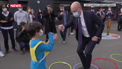 Jean-Michel Blanquer en visite dans un établissement scolaire à Livry-Gargan, le ministre joue à la marelle