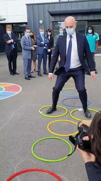 Jean-Michel Blanquer fait de la marelle et un pierre-feuille-ciseau avec un élève