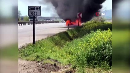 Bursa'da seyir halindeyken alev alan otomobil yandı