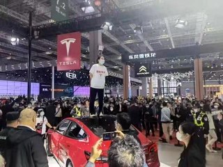 - Çinli kadından Tesla protestosu: Fuarda aracın üzerine çıkıp bağırdı