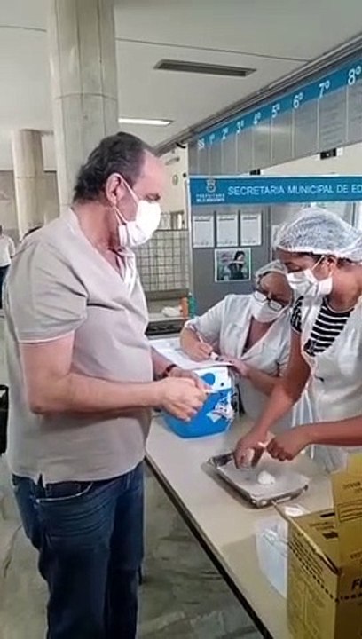 Kalil brinca ao receber a primeira dose da vacina antiCOVID: "Três meses de atraso"