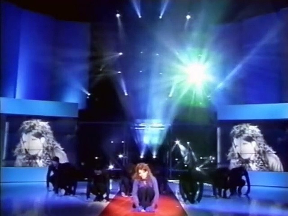 Mylène Farmer chante "L'Âme-Stram-Gram" en live dans l'émission "Tapis rouge"