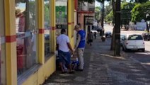 Homem é socorrido pelo Siate na Rua Erechim, após ter sido agredido com paulada na cabeça