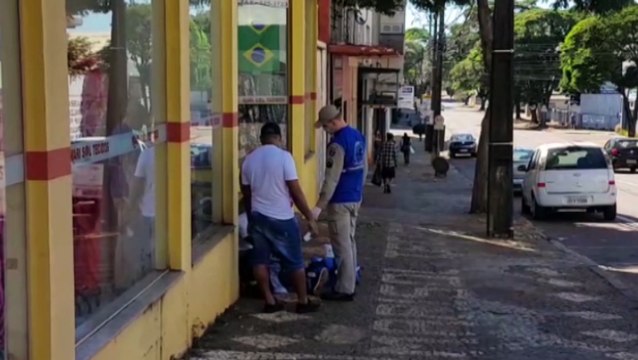 Homem é socorrido pelo Siate na Rua Erechim, após ter sido agredido com paulada na cabeça