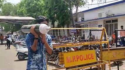 अटेंडरों को ही संभालनी पढ़ रही व्यवस्था, कंधे पर ढो रहे ऑक्सीजन सिलेंडर