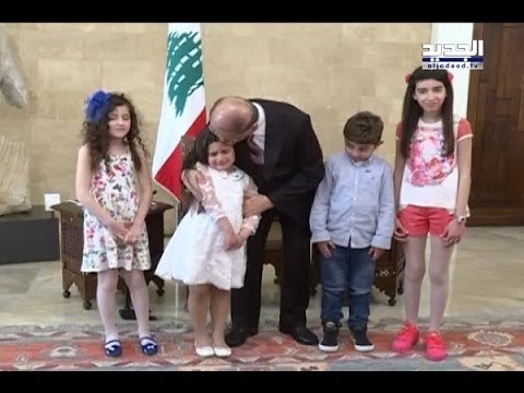 بكت بحرقة فغمرها الرئيس بين أحضانه - راوند أبوخزام