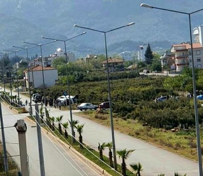 Son dakika haberi... Antalya'da servis minibüsü ile otomobil çarpıştı: 1 ölü, 8 yaralı