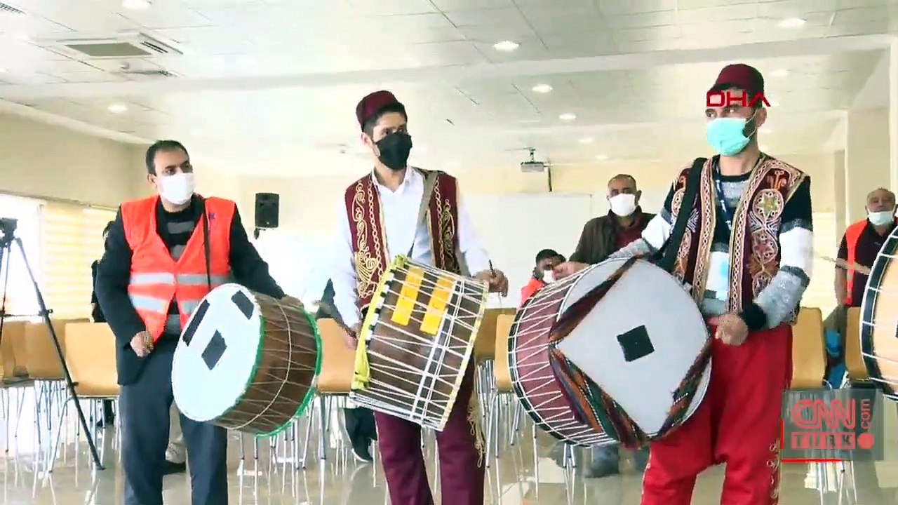 Ellerinde davul, dillerde maniler