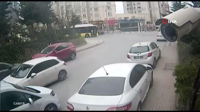 Başakşehir'de kuryenin ölümden kıl payı ile kurtulduğu anlar kamerada