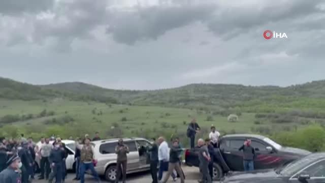 Son dakika haber: Ermenistan Başbakanı Paşinyan'nın konvoyuna yumurtalı saldırı