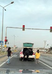 İFTARA GİDEN POLİS MEMURU YOL KENARINDA GÖRDÜĞÜ ÇOCUKLARA MEYVE VERDİ