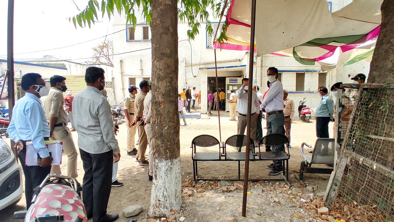 कोरोना वार्ड के मुख्य द्वार पर पुलिस बल तैनात, साथ ही अटेंडरों को गेट पास जारी किए