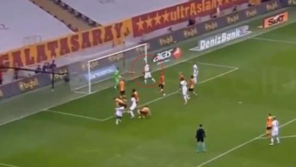 Boşta kalan Nwakaeme'nin yaptığı kafa vuruşu direkte patladı, Muslera da arkadaşlarına yüklendi