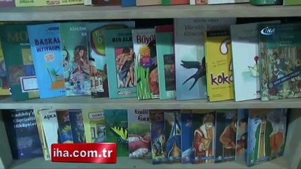 Temizlik işçileri çöpten topladıkları kitaplarla kütüphane kurdular