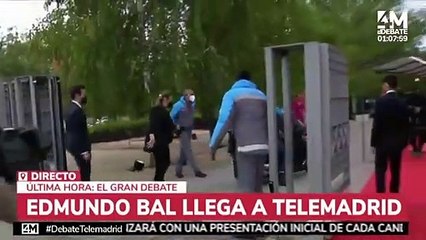 Edmundo Bal llega a las estudios de Telemadrid en su moto