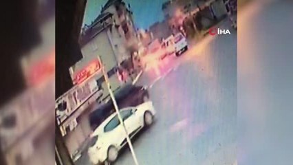 Pide kuyruğunda bekleyenler son anda kurtuldu... Avcılar'da araç içerisinden sıkılan kurşun fırına isabet etti